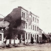 <!--:da-->Ruinerne af Købmand Jepsens gård, 1864.<!--:-->
<!--:de-->Ruinen von Kaufmann Jepsen Hof 1864.<!--:-->
<!--:en-->Ruins of Merchant Jepsen's house, 1864.<!--:-->